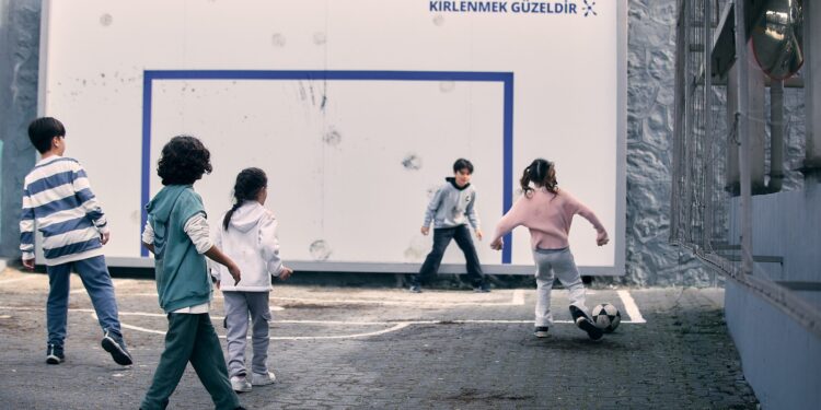 OMO’dan “Oyuna Devam” Hareketi: Reklam Panoları Oyun Alanlarına Dönüştü!