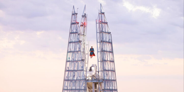 Gerçekle DC Evreni Arasındaki Duvar, Londra’da Yıkıldı: Superman Gerilla Kampanyasıyla Gökyüzüne İndi