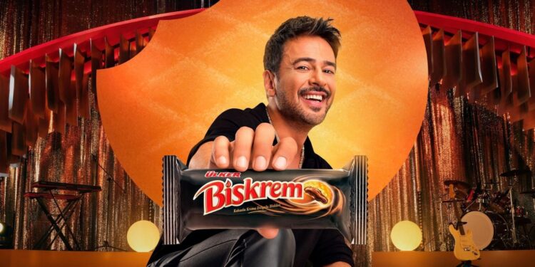 “Bi Biskrem Versem” Reklamları Emre Altuğ ile Geri Döndü