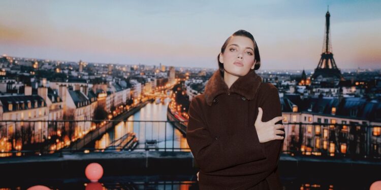 Afra Saraçoğlu DeFacto’nun Yapay Zekâ ile Hazırlanan “Gerçekten Hisset” Filminde