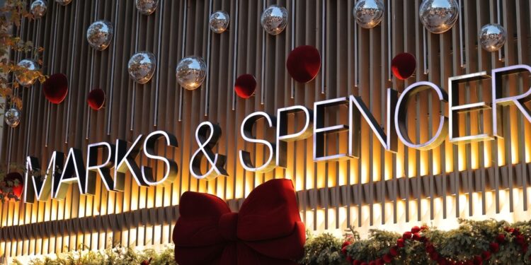 Marks & Spencer Mağazalarında Yeni Yıla Özel Işıltılı Atmosfer