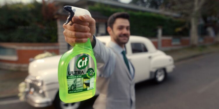 Cif Türkiye’den “Hızlı ve 2 Kat Güçlü Cif Ultra Ailesiyle Cifle Gitsin!” Reklam Filmi