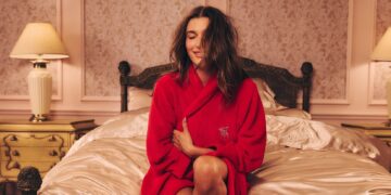 Hailey Bieber Victoria’s Secret’ın İkonik “Think Pink” Kampanyasında