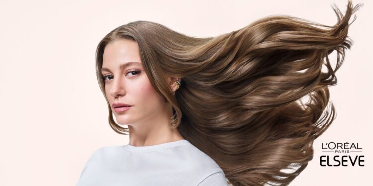 Elseve’den “Parlaklığın Ötesi, Saçta Gloss Etkisi” Reklam Filmi