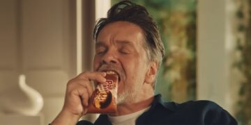 ETİ Popkek’ten Beyazıt Öztürk İle “Evde Kaldım” Reklam Filmi