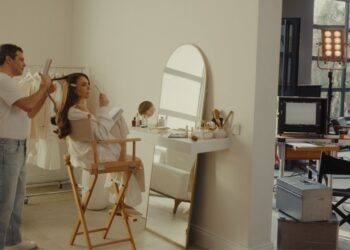 Dove’dan Aslı Enver İle “Bazen Baştan Başlarsın Hatta Saçtan” Reklam Filmi