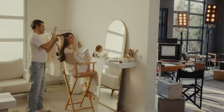 Dove’dan Aslı Enver İle “Bazen Baştan Başlarsın Hatta Saçtan” Reklam Filmi