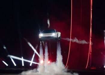 Tesla’dan Yer Çekimine Meydan Okuyan Uçan Roadster Tanıtıldı